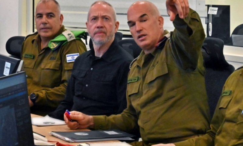 שר הביטחון גלנט ומפקד פיקוד הצפון, אורי גורדין [צילום: אריאל חרמוני, משרד הביטחון]