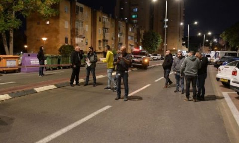 שוטרים בזירת רצח. רק 48 כתבי אישום [צילום: דוברות המשטרה]