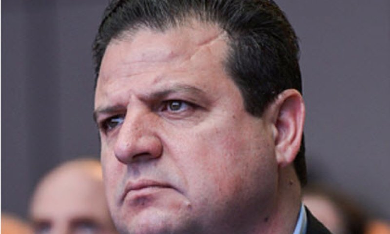 עוזה. סדין אדום [צילום: פלאש 90]