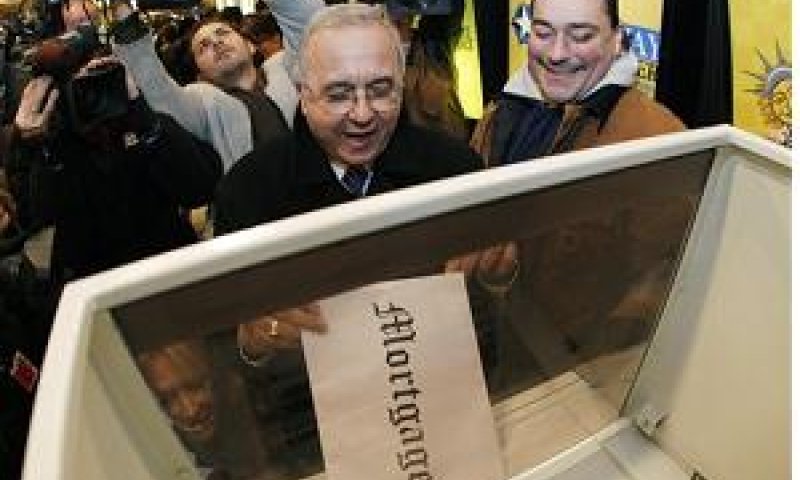 "משכנתא"רשום באותיות קידוש לבנה על המעטפה שתוחב האזרח למכונת הגריסה בכיכר טיימס (צילום: AP)