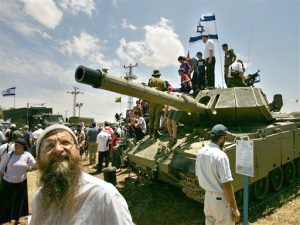 מבלים בחניוני צה"ל ברחבי הארץ [צילום: AP]
