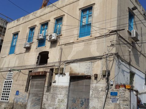 כתובות גרפיטי על המבנה [צילום: אלי אלון]