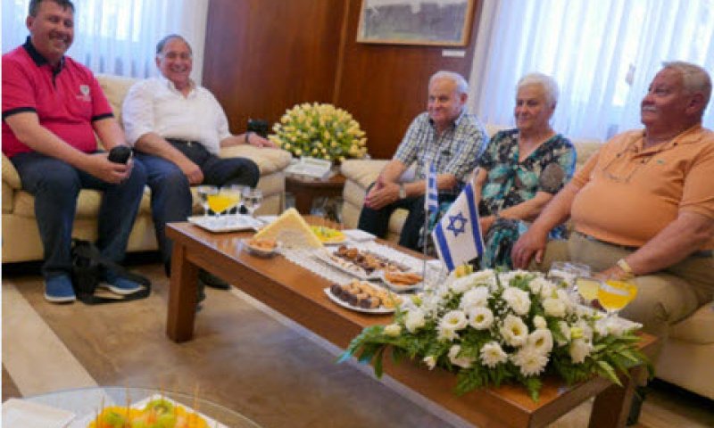 מימין בני משפחת ווליוטיס האחים לונגליס, הלני ומיכאליס, משמאלו של ראש העיר הנכד אפיסטוליס ווליוטיס - הנקרא ע"ש סבו חסיד אומות העולם [צילום: צבי רוגל דובר עיריית חיפה]