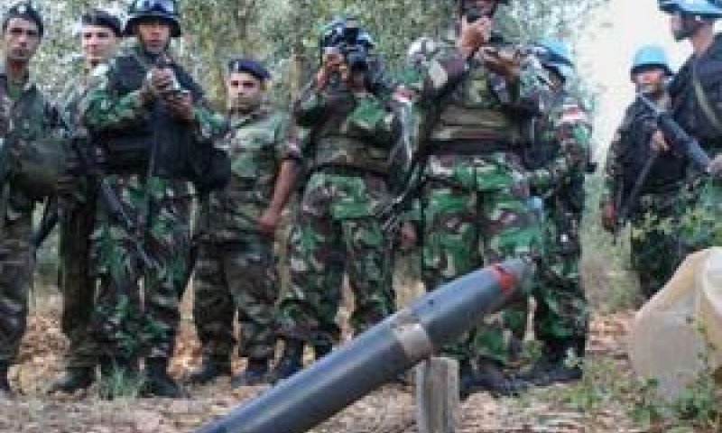 חיילים בסמוך לטיל קטיושה [צילום: AP]