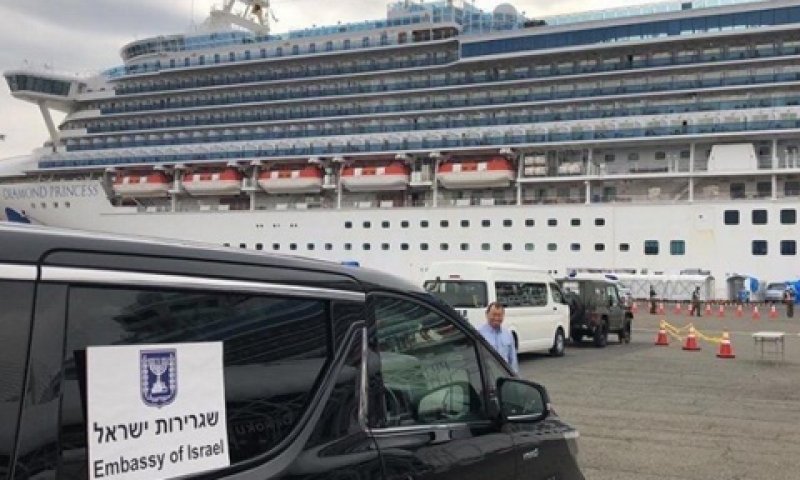 אנשי השגרירות נערכים לקליטת הישראלים מהספינה [צילום: שגרירות ישראל ביפן]