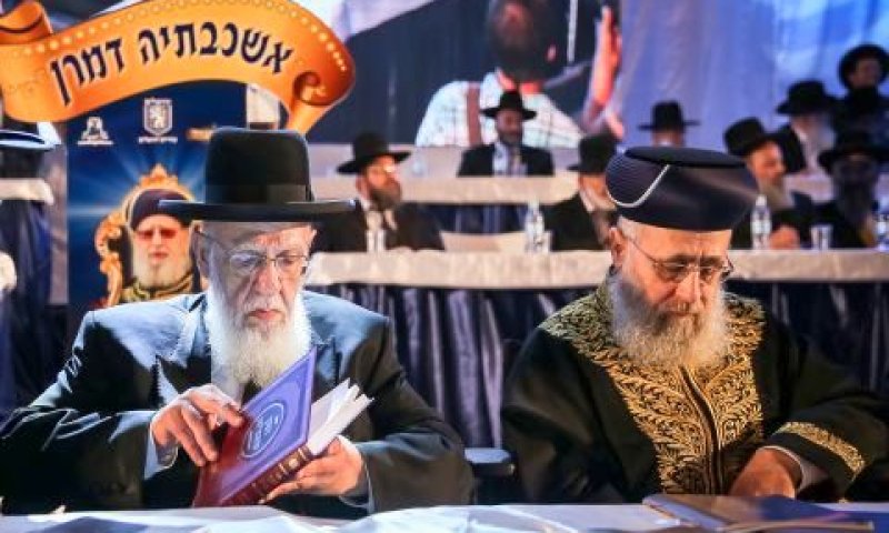 הרב יצחק יוסף והרב שלום כהן [צילום: פלאש 90]