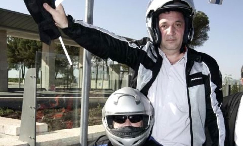 ח"כ רוברט טיבייב מורכב על אופנוע בשערי הכנסת בהפגנת האופנוענים [צילום: פלאש 90]