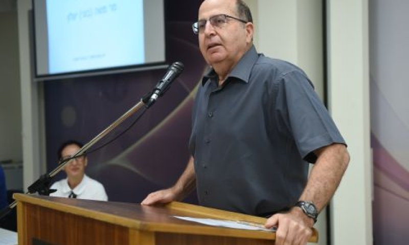 יעלון. מנווט עפ"י המצפן [צילום: דנה שרגא משרד הביטחון]