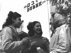 מפעל דובק בבני ברק [צילום: פריץ כהן/לע"מ]