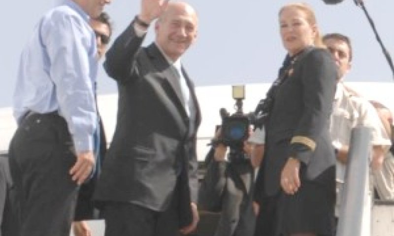 אולמרט דקות לפני שהמריא [צילום: פלאש 90]