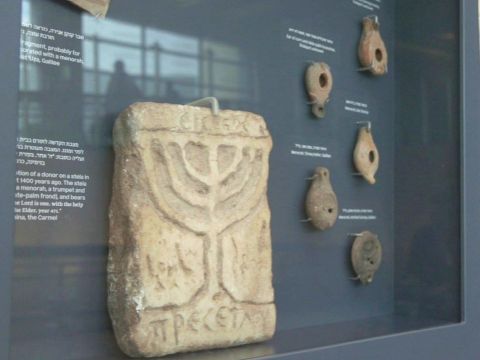 סמל המנורה בתערוכה בנתב"ג [צילום: אמיל אלג'ם, רשות העתיקות]