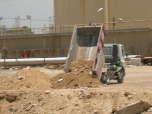 המשאית פורקת את הפסולת לצד תלוליות נוספות