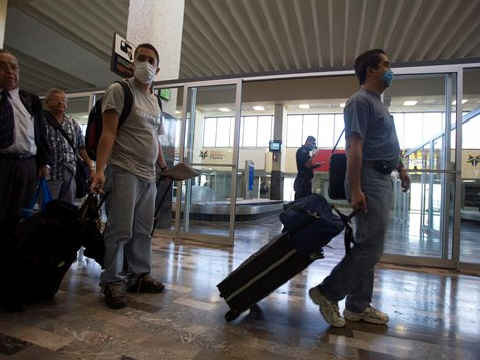 בדיקות בשדות התעופה [צילום: AP]