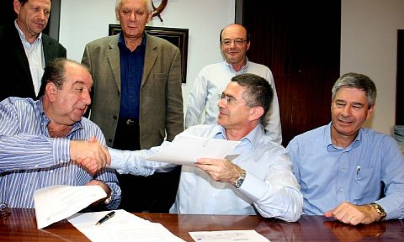מעמד החתימה היום [צילום: יח"צ]