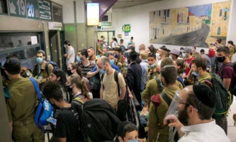 עומס נוסעים בקומה 3 בתחנה המרכזית י-ם [צילום: אוליביה פיטוסי/פלאש 90]