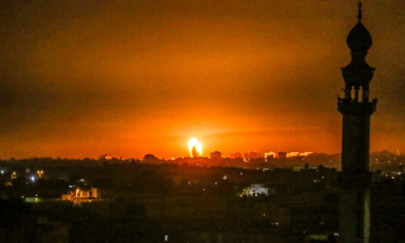 התקיפה אמש בעזה [צילום: עבד אל-רחים חטיב/פלאש 90]