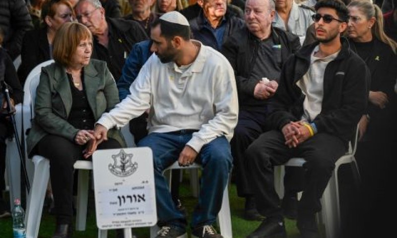 משפחת שאול בבית העלמין [צילום: אייל מרגולין/פלאש 90]