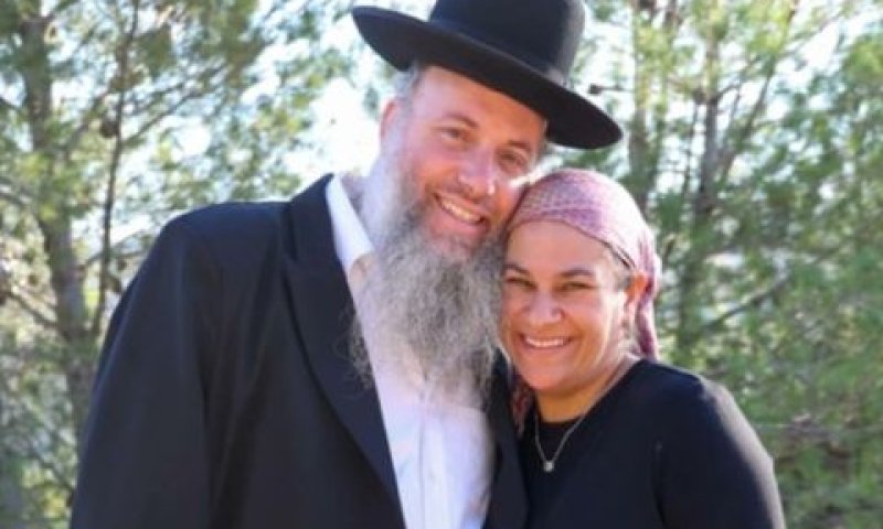 עדינה זהבי עם בעלה [צילום: דוברות מועצה אזורית בנימין]