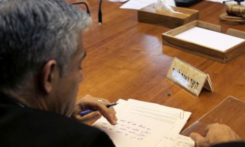 לפיד בישיבת הממשלה [צילום: פלאש 90]