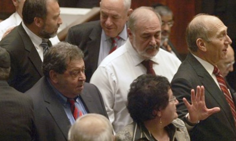 במרכז: אברהם הירשזון ובנימין בן אליעזר [צילום: AP]