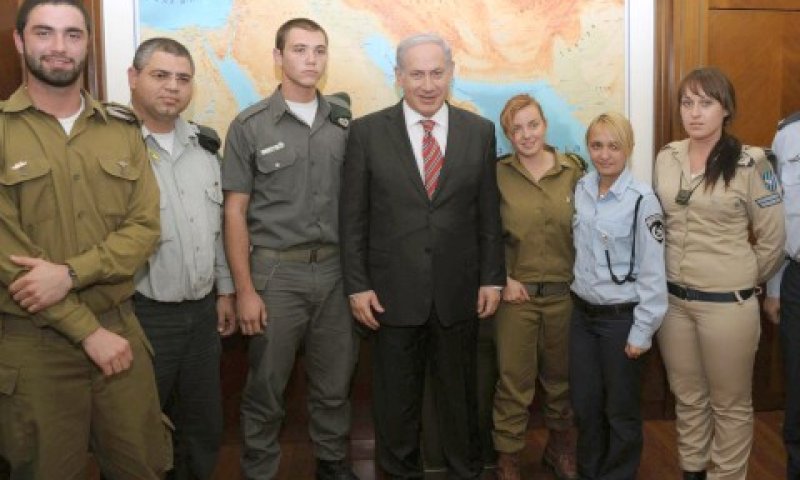נתניהו והחיילים המתגיירים [צילום: פלאש 90]