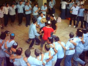בני עקיבא. תומכים בגינוי [אילוסטרציה]