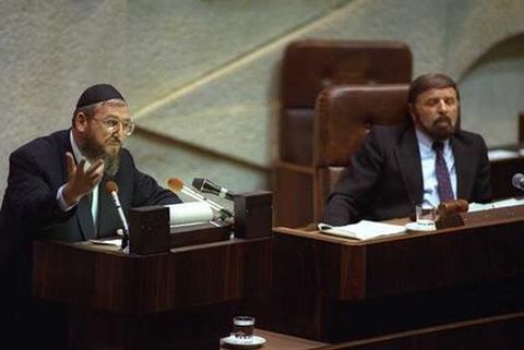 עזרן בנאום בכנסת [צילום משנת 1990: סער יעקב/לע"מ]