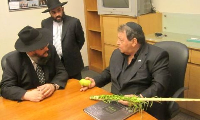 בנימין בן אליעזר מקבל את ארבעת המינים