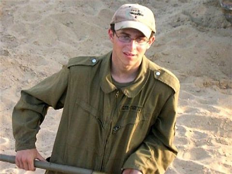 גלעד שליט. שלוש שנים בשבי ברצועת עזה [צילום: AP]