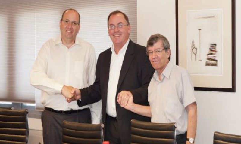 טקס החתימה. מימין לשמאל: פרופ' מודי שבס,אדוארד ל.מייקל, אמיר נייברג [צילום: פוטוג&acute;ניק]