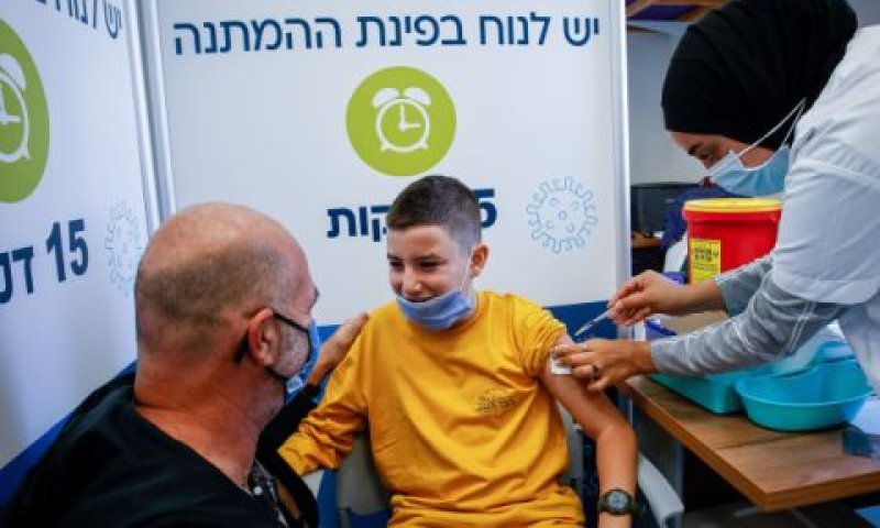 ילד בנתיבות מקבל חיסון כנדרש [צילום: פלאש 90]
