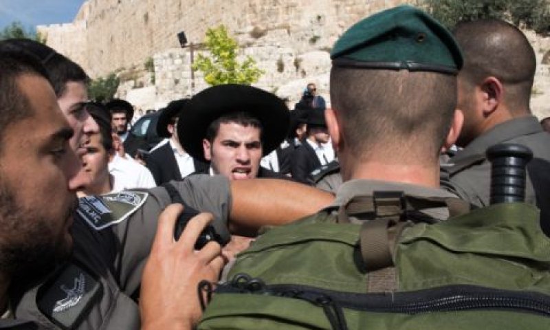 מחאה מול התרסה [צילום: פלאש 90]