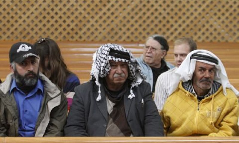 פלשתינים בדיון בעליון על מגרון [צילום: פלאש 90]