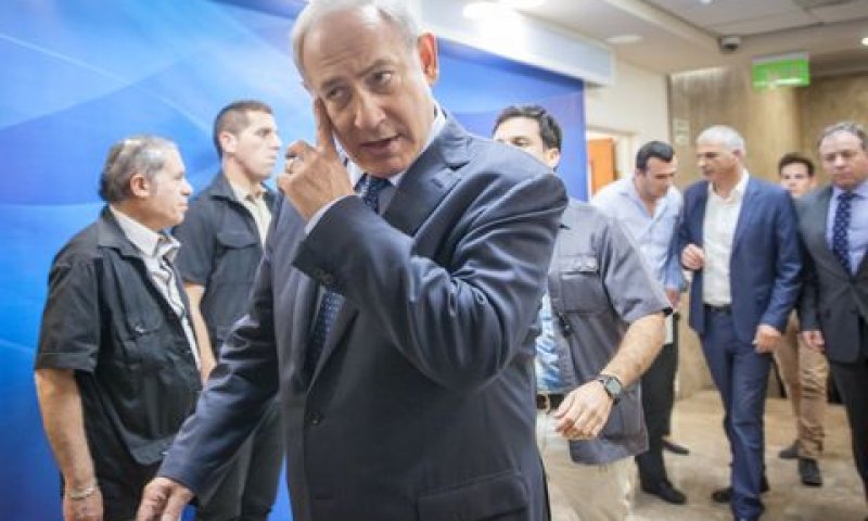 נתניהו בפתח ישיבת הממשלה [צילום: אמיל סלמן]