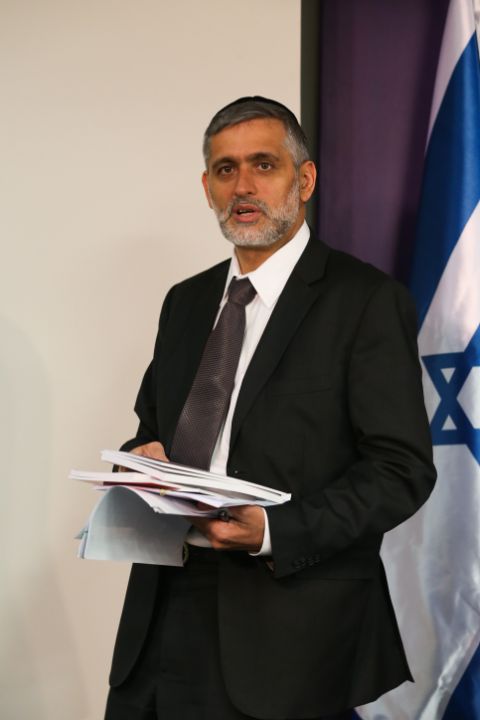 אלי ישי במסיבת העיתונאים אוחז בדוח [צילום: פלאש 90]