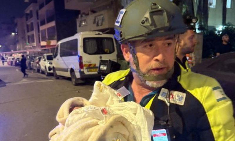 בפתח תקוה פונתה דירה בסיכון [צילום: מד"א]