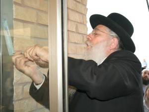 סגן השר פרוש קובע מזוזה במבנה החדש ביצהר