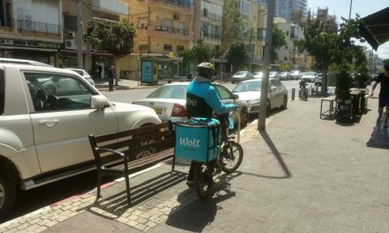 שליח של וולט [צילום אילוסטרציה: איתמר לוין]