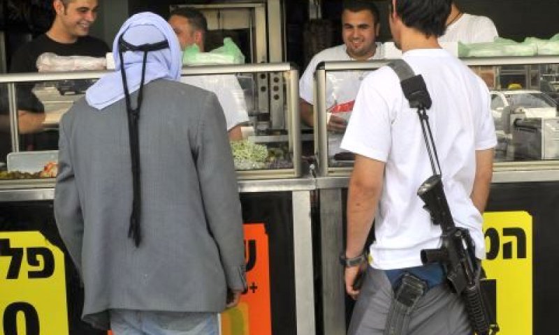 חייל אוכל בדוכן מזון מחוץ לבסיס [פלאש 90]