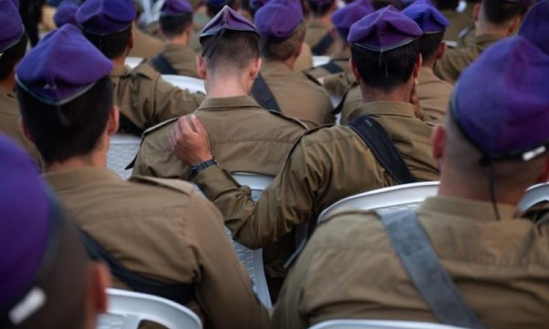 חיילי החטיבה זוכרים את חבריהם לנשק [צילום: דובר צה''ל]