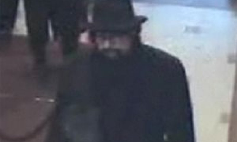 הגנבים "המזוייפים" נקלטו במצלמות האבטחה של הבניין [צילום: משטרת ניו יורק]