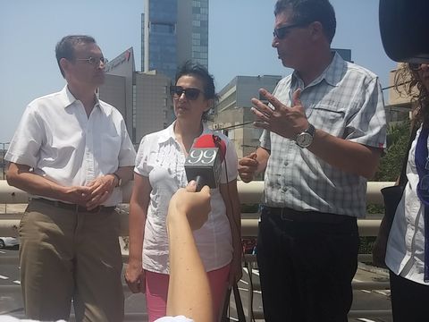 מנכ"ל נת"ע בר-און מתדרך את חברי הוועדה
