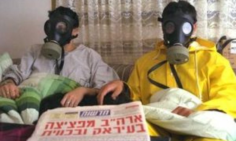 בישראל חובשים מסיכות גז [צילום: נתן אלפרט/לע"מ]