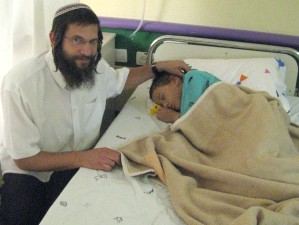 הילד הדקור טוביה שטטמן ואביו עדי בבית החולים