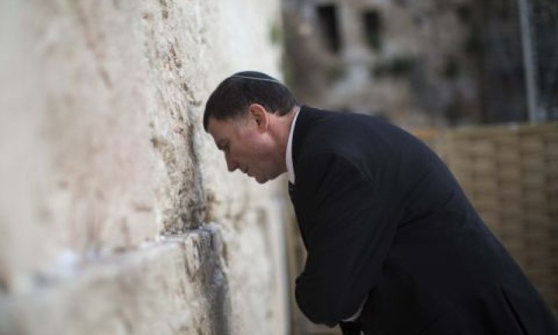 אדלשטיין בכותל. סגירת מעגל [צילום: פלאש 90]