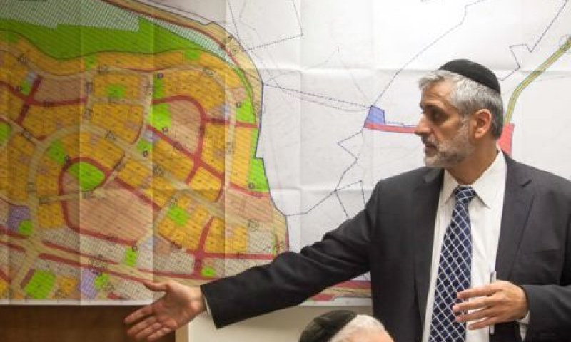 ישי מציג את חריש. בזיל הזול [צילום: פלאש 90]