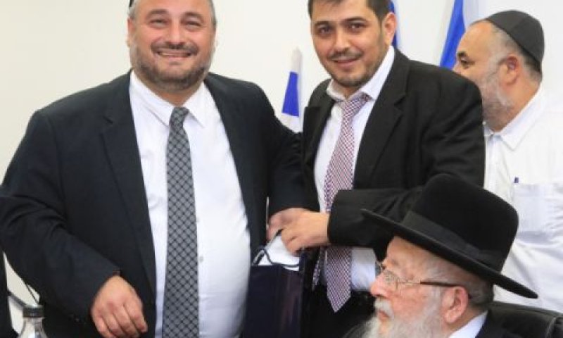 אבוטבול בישיבת מועצה. הפרש של 956 קולות [צילום: פלאש 90]