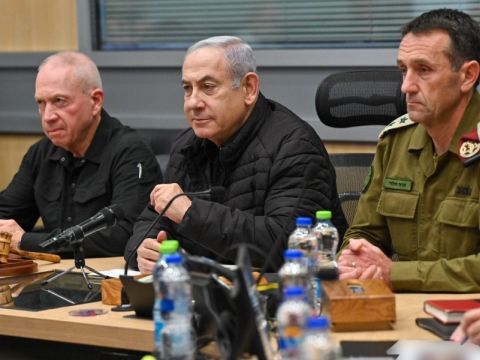 הרמטכ"ל, ראש הממשלה, שר הבטחון. בימים הראשונים למלחמה [צילום: קובי גדעון, לע"מ]