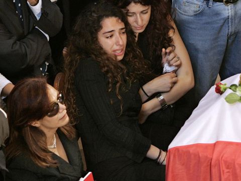 בנותיו אלמנתו של קסיר בהלווית אביהם [AP]