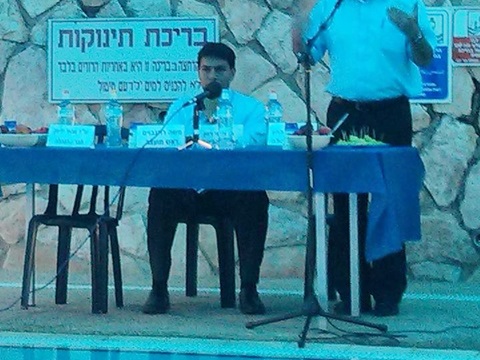 דנון בטקס. "לא להכניס למים ילד עם טיטול" [צילום: חני לוז]